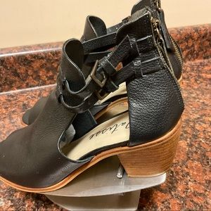 Matisse Columbia Black Leather Cutout Booties with Stacked Heels Size US 8.5M